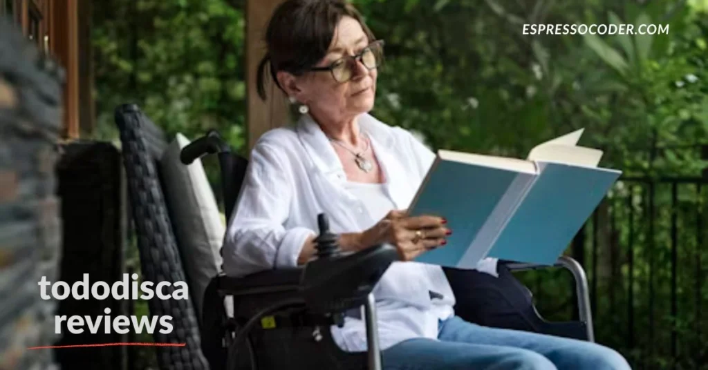 Spanish-speaking wheelchair user reading Tododisca disability guide on tablet device.
